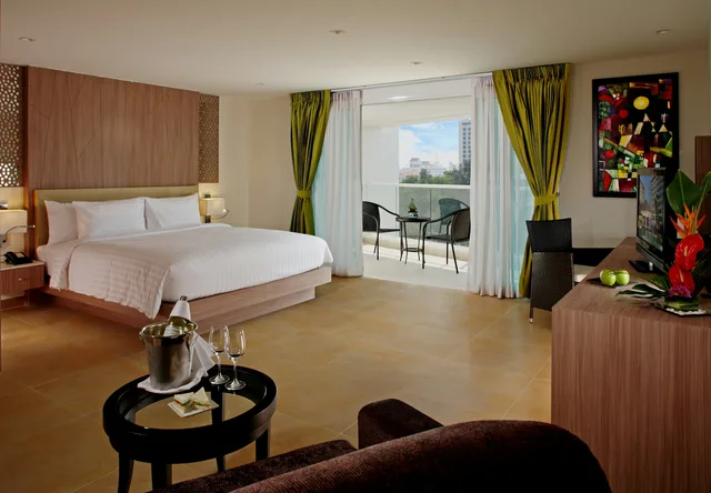Premium Deluxe - King + Sofa Bed، Centara Pattaya Hotel 2/2