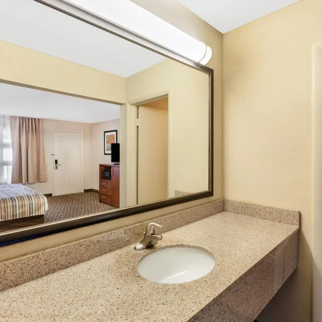 غرفة بسرير كينج بإطلالة على البحيرة يُسمح فيها بالحيوانات الأليفة، Baymont by Wyndham St. Ignace Lakefront 8/8