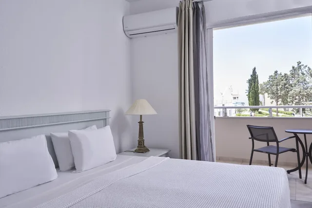 غرفة كومفورت عائلية بسرير كوين وسريرين منفصلين بإطلالة على الحديقة مع أريكة، Sandy Beach Resort 4/6