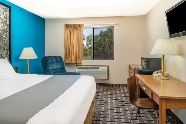 غرفة بسرير كينج، Super 8 By Wyndham Lincoln West 4/10