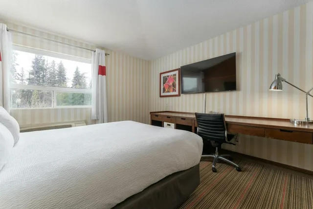 جناح ديلوكس بسرير كوين بغرفتي نوم بمطبخ، Four Points By Sheraton Prince George 1/8