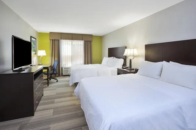 Suite, 2 Queen Beds, Extra Floor Space, Sofa، Holiday Inn Express Hotel Suites Niles 4/6