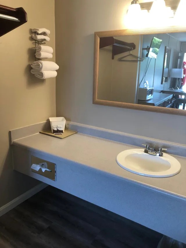 غرفة بسرير كوين، Red Carpet Inn Louisville 4/4