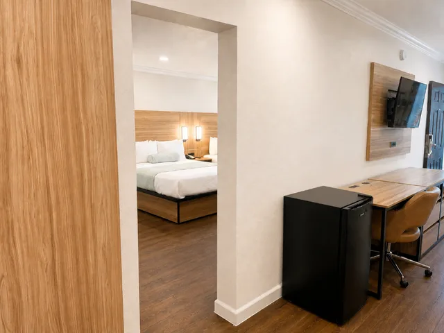 2 Bedrooms, Suite, 2 Bathrooms, The Dixie Hollywood 4/4
