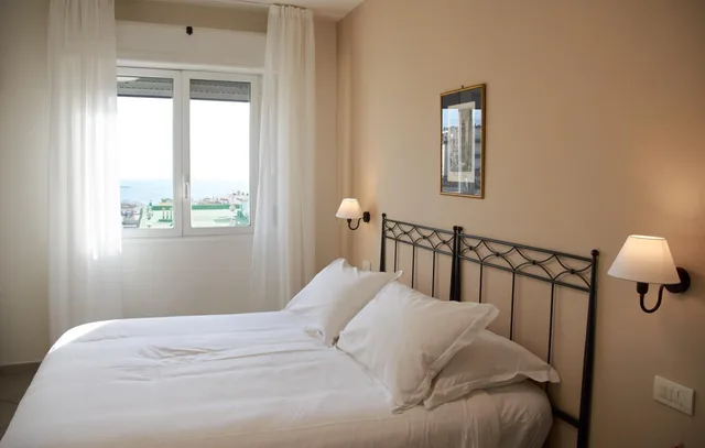 غرفة بسرير مزدوج بإطلالة على البحر، Villa Margherita 4/9