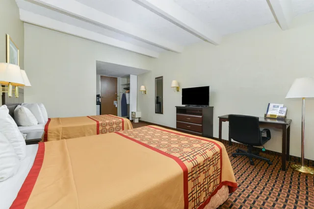 غرفة بسريرين مزدوجين بشرفة، Americas Best Value Inn Sarasota Downtown 2/4
