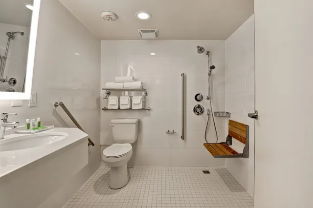 غرفة بسرير كوين لذوي الإعاقة، Holiday Inn Ottawa Dwtn Parliament Hill 1/2