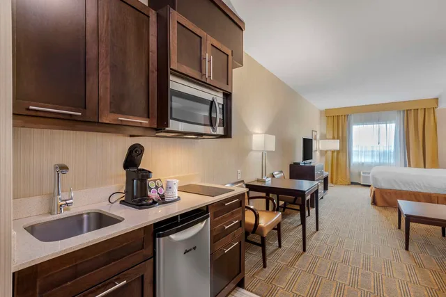غرفة بسرير كينج لذوي الإعاقة، Best Western Plus Chateau Fort St. John 3/3