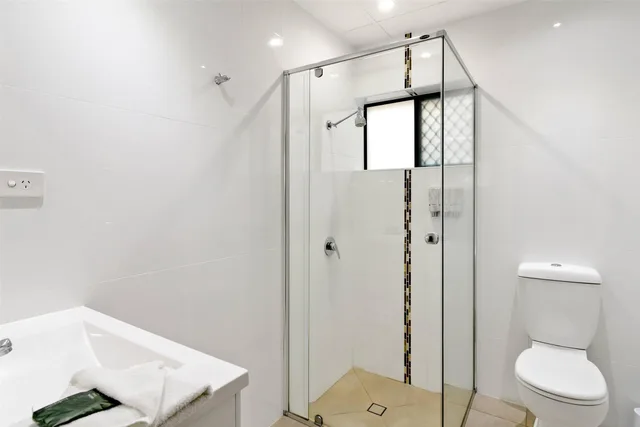 Upgrade, 1 Queen and 1 Single Bed، Quality Hotel Robertson Gardens 7/9