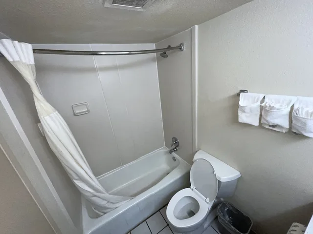 Standard, King Bed, Quality Inn Fort Smith I-540 2/2