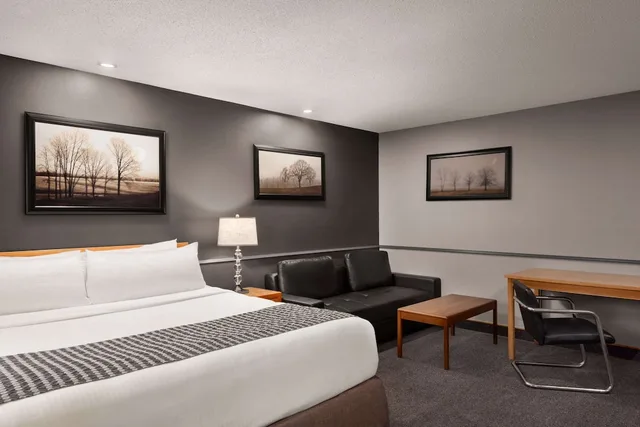 Room, King Bed, Exterior Entrance، Travelodge By Wyndham Brandon 3/6