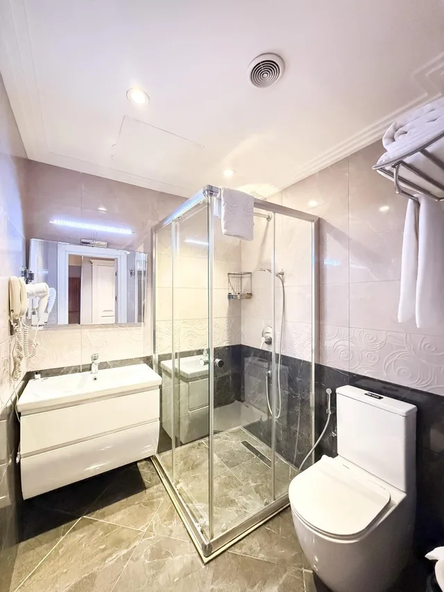 غرفة بريميوم ديلوكس بسرير كينج بإطلالة على المدينة، Theatrum Hotel Baku 3/3