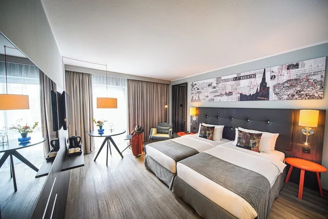 غرفة قياسية بسريرين منفصلين مع سرير إضافي، Holiday Inn Luebeck 1/6
