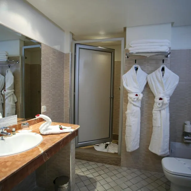 غرفة ثلاثية، Hotel Almas 4/10