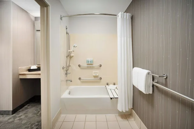 جناح بسرير كينج مع أريكة، Courtyard Chicago Bloomingdale 2/2