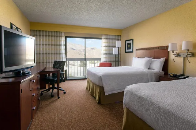 غرفة بسريرين مزدوجين، Courtyard by Marriott Palm Springs 1/4