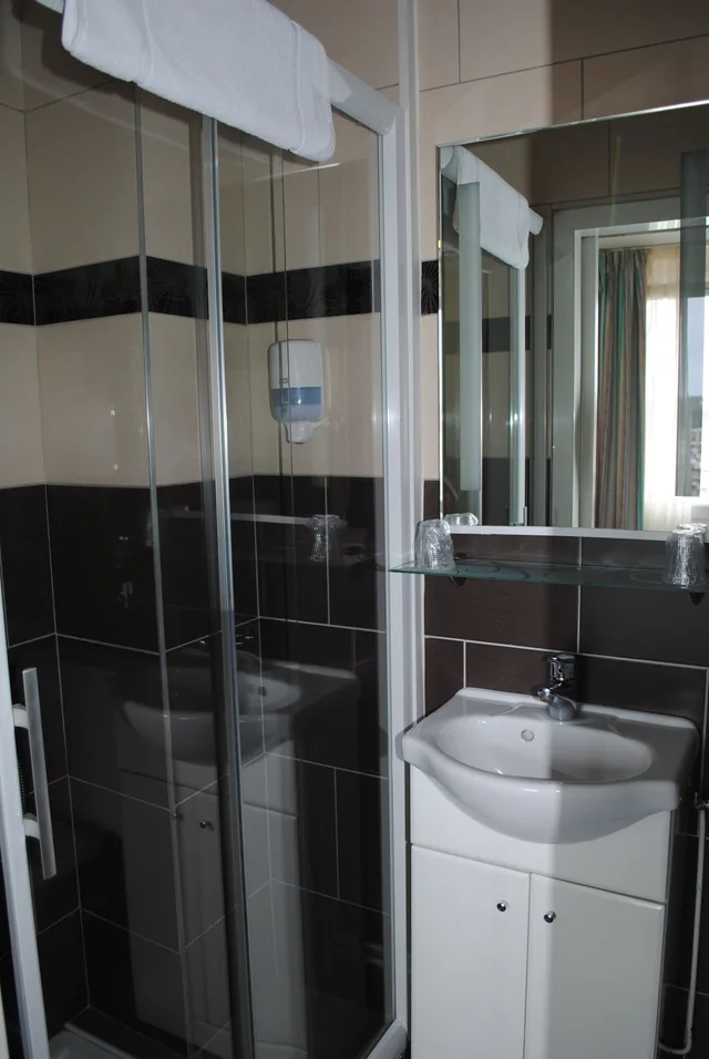 غرفة بسرير مزدوج بإطلالة على المدينة، Hotel the Originals Paimpol Le Goelo 2/2