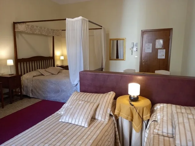 غرفة عائلية رباعية بسرير كوين وسريرين منفصلين بغرفة نوم واحدة بحمام خاص، Tourist House 10/10