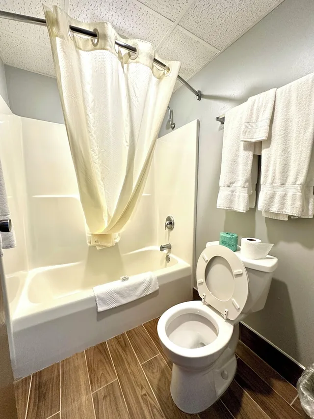 غرفة بسرير كينج، AmericInn & Suites By Wyndham Baraboo Event Center 4/5