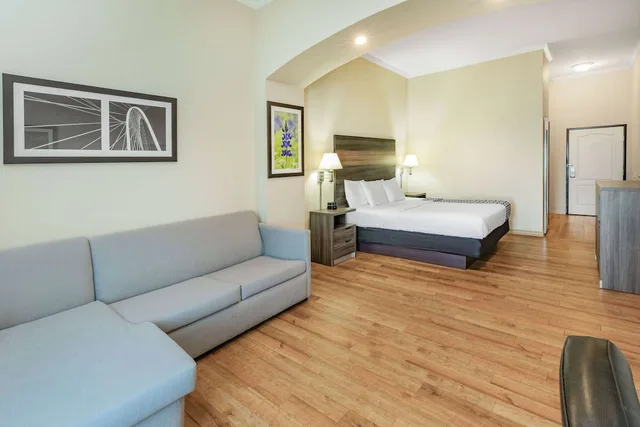 غرفة بسرير كينج لذوي الإعاقة، La Quinta Inn & Suites by Wyndham Garland Harbor Point 3/5