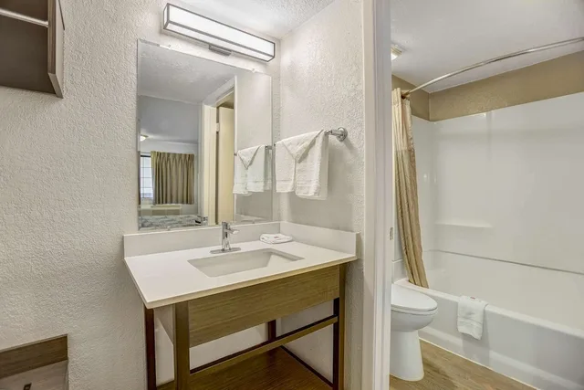 Deluxe, King Bed, Accessible, Motel6 Amarillo, TX - Airport 5/6