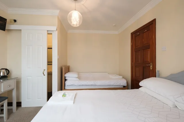 غرفة ثلاثية بسرير مزدوج وسرير فردي، Four Seasons B&B 3/3