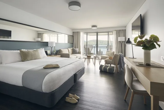 غرفة ديلوكس بسرير كينج بإطلالة على البحر بشرفة، Daydream Island Resort and Living Reef 1/3