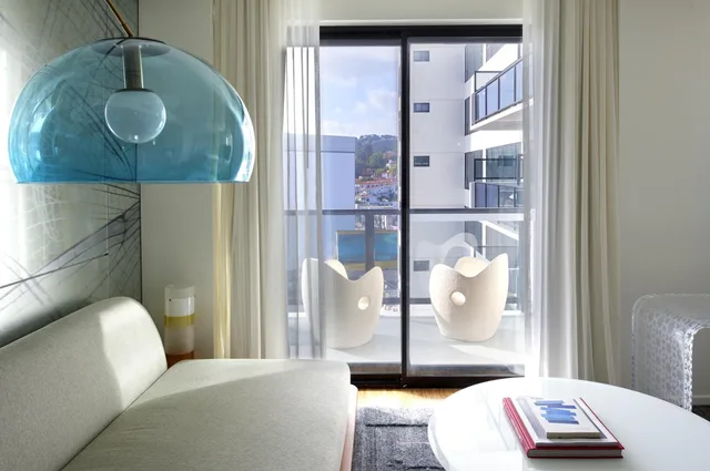 جناح بسرير كينج بشرفة، The Valorian Los Angeles, Curio Collection by Hilton 3/4