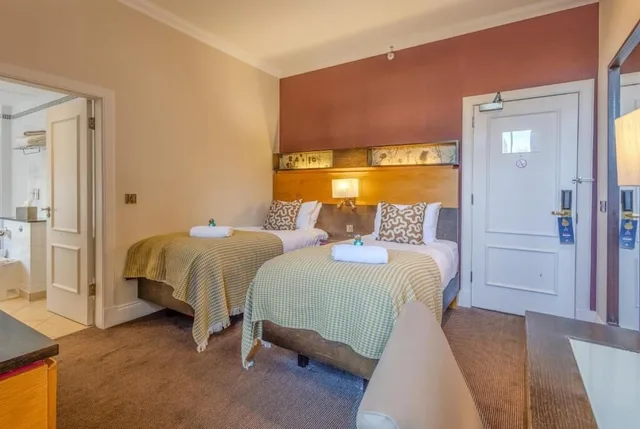 غرفة متصلة عائلية بسرير مزدوج وسريرين منفصلين، DoubleTree by Hilton Dunblane Hydro 4/6