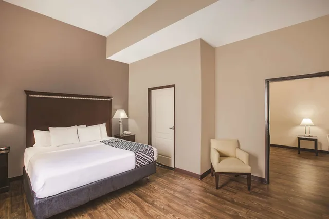 غرفة تنفيذية بسرير كينج، La Quinta Inn & Suites by Wyndham Allen at The Village 3/9