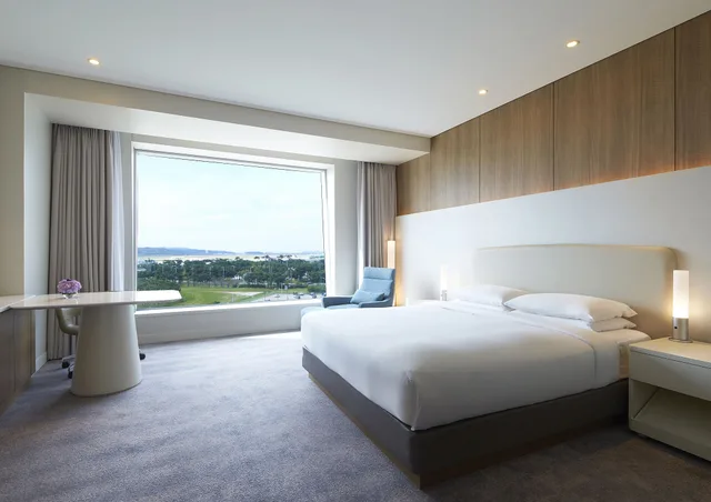 Room, King Bed, Airport View, West Tower، Grand Hyatt Incheon 5/6
