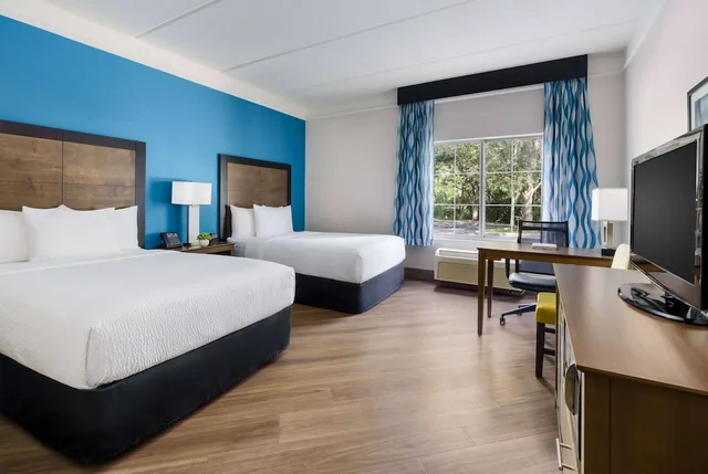 غرفة بسريرين مزدوجين لذوي الإعاقة، La Quinta Inn & Suites by Wyndham Tampa Brandon Regency Park 2/5