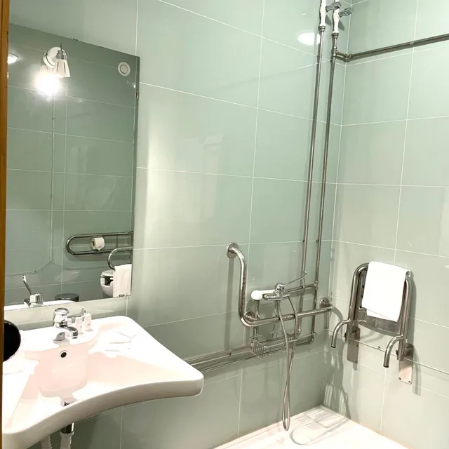 غرفة بسريرين منفصلين لذوي الإعاقة، Universal Hotel 3/3