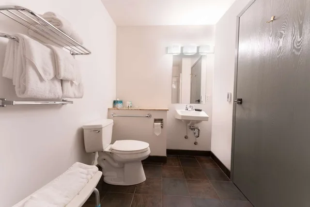 غرفة بسرير كوين لذوي الإعاقة، Prestige Hudson Bay Lodge & Conference Centre, WorldHotels 2/3