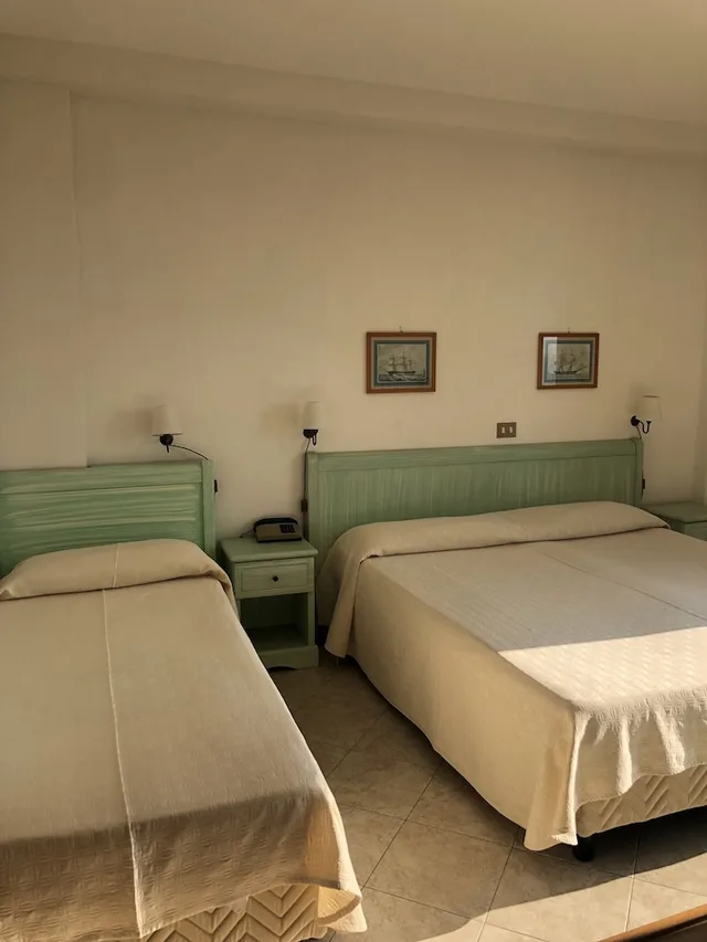 غرفة كلاسيكية ثلاثية بسرير مزدوج وسرير فردي، Hotel Dania 1/3