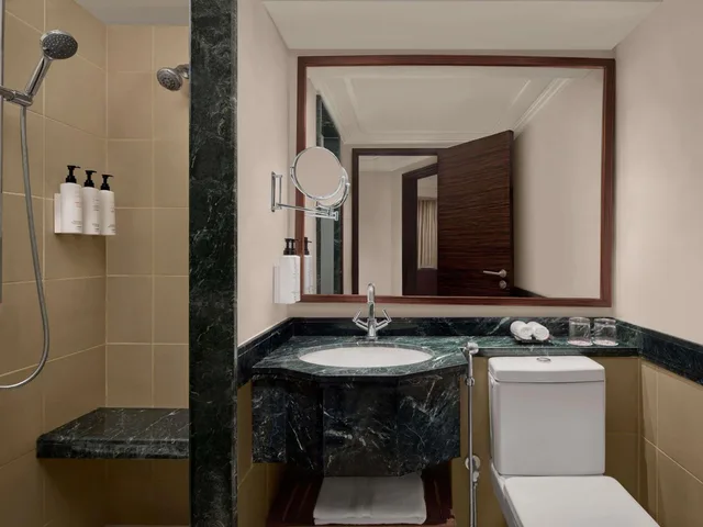 غرفة كلاسيكية ثلاثية بثلاثة أسرّة بإطلالة على المدينة، فندق مكة سويس أوتيل(Swissotel Makkah) 8/9