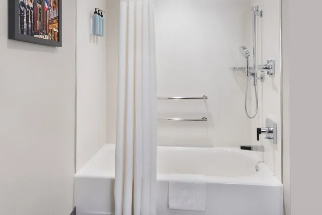 غرفة بسرير كينج بشرفة مع أريكة، Courtyard By Marriott New Orleans Metairie 4/6