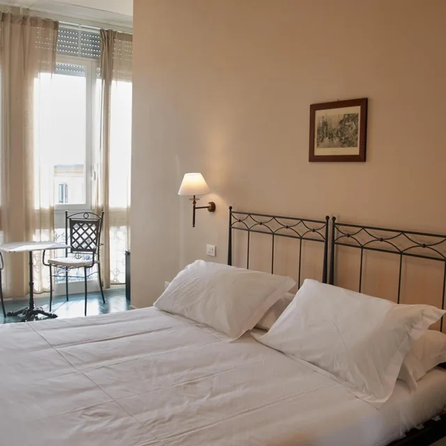 غرفة بسرير مزدوج بإطلالة على البحر، Villa Margherita 2/9