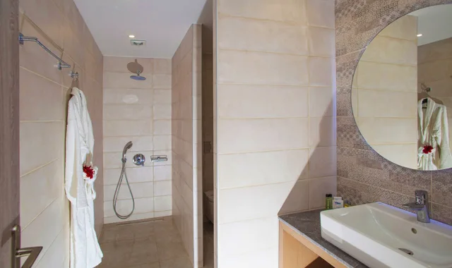 جناح بسرير مزدوج بغرفة نوم واحدة مع أريكة، Minos Hotel 6/6
