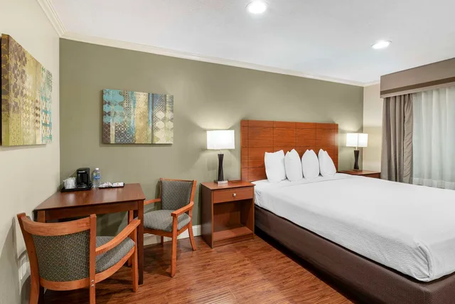 غرفة بسرير كينج لذوي الإعاقة، Best Western Oxnard Inn 1/5