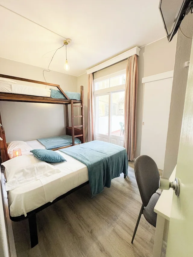 Multiple Bedrooms, Basic, Triple, 1 Double and 1 Single Bed, Accessible، Monaco 7/10