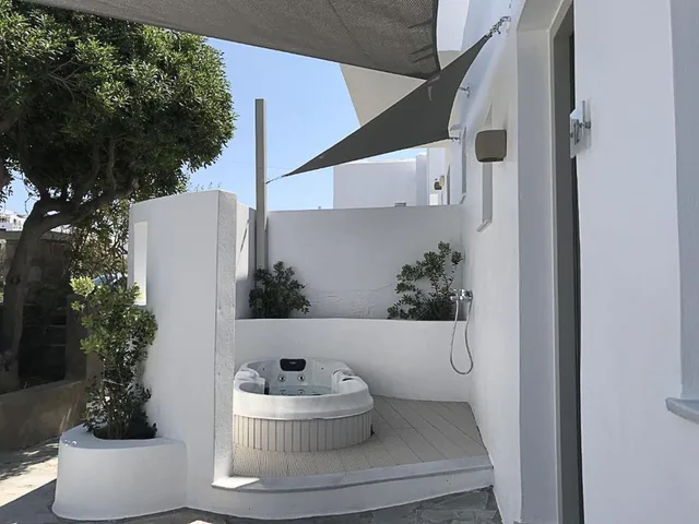 غرفة بسريرين منفصلين بحوض جاكوزي، Adonis Hotel Studios & Apartments 5/5