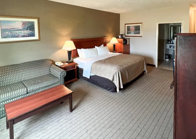 Room, King Bed, Accessible, Quality Inn & Suites Grants I-40 1/3