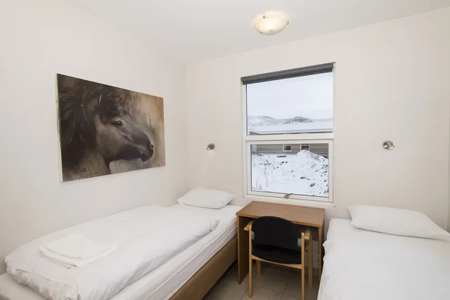 غرفة بسريرين منفصلين بحمام مشترك، Hotel Eldhestar 1/6
