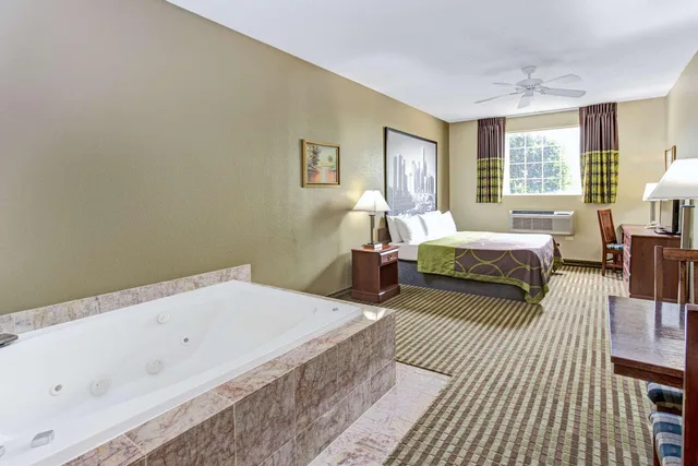 جناح بسرير كينج بإطلالة على المسبح، Super 8 by Wyndham Gurnee 1/1