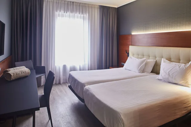 غرفة قياسية مفردة بسرير كينج، Silken Amara Plaza 1/3