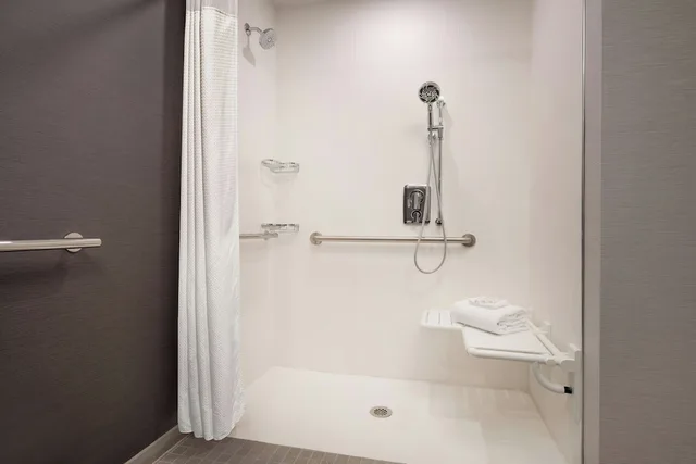 غرفة بسرير كينج مع أريكة، Courtyard by Marriott Fresno Clovis 4/5