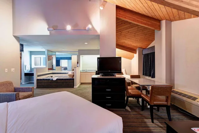 جناح بسرير كينج بشرفة، Surestay Plus Hotel By Best Western Redding 2/7