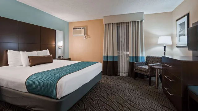 غرفة صغيرة بسرير كينج، Best Western Plus Galleria Inn & Suites, Memphis TN 1/1