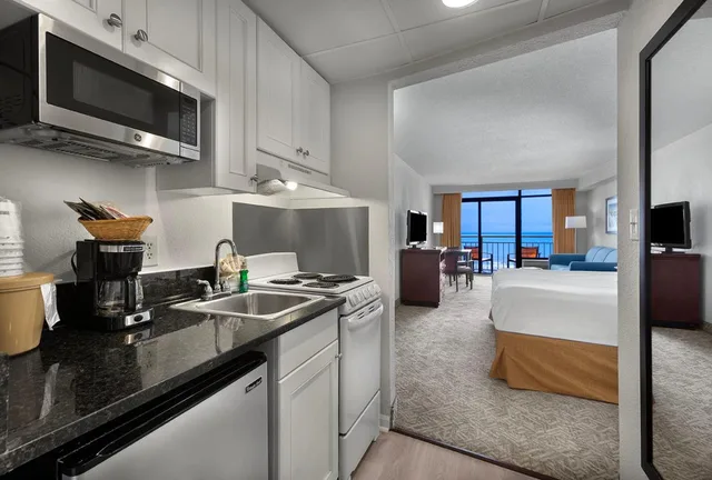 Room, King Bed, Ocean Front, Sofa، Best Western Ocean Sands Beach Resort 2/4